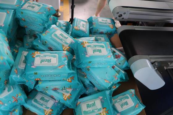 دستگاه بسته بندی پوشک های مرطوب مقاوم مجهز به سیستم کنترل پیشرفته که بسته بندی دقیق و عملکرد بدون مشکل را تضمین می کند